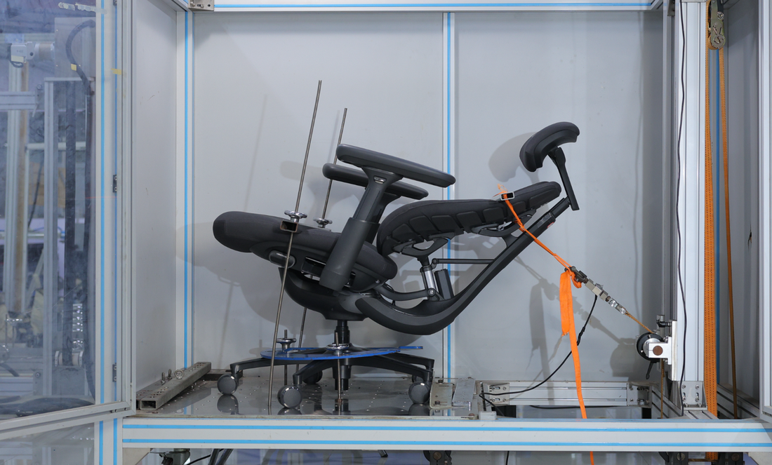 Big and tall office chair with a wide recline range for larger users