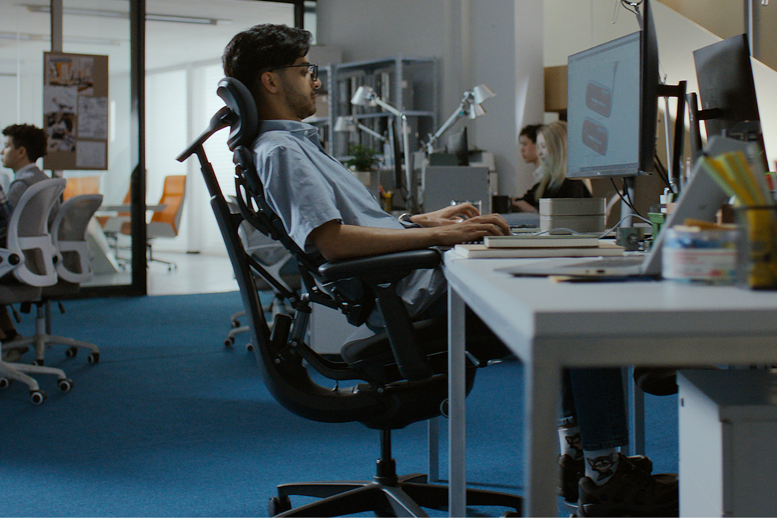 LiberNovo Maxis chair in 115° balanced work recline position.
