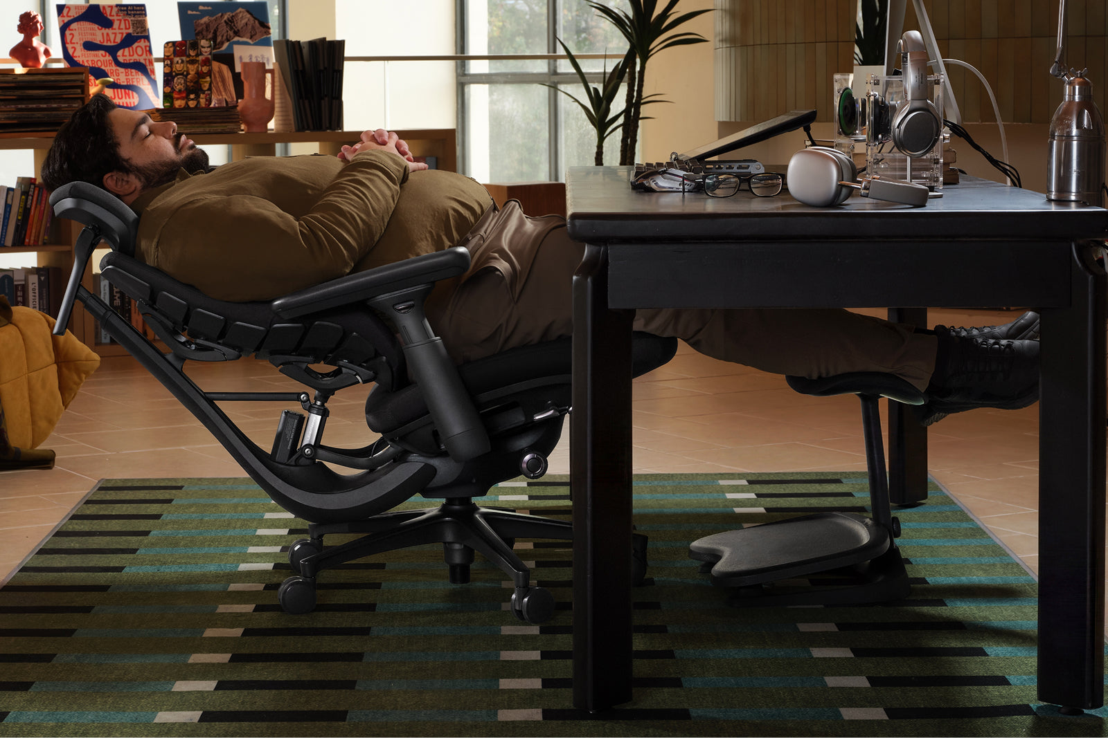 LiberNovo Maxis in 160° recovery recline position.